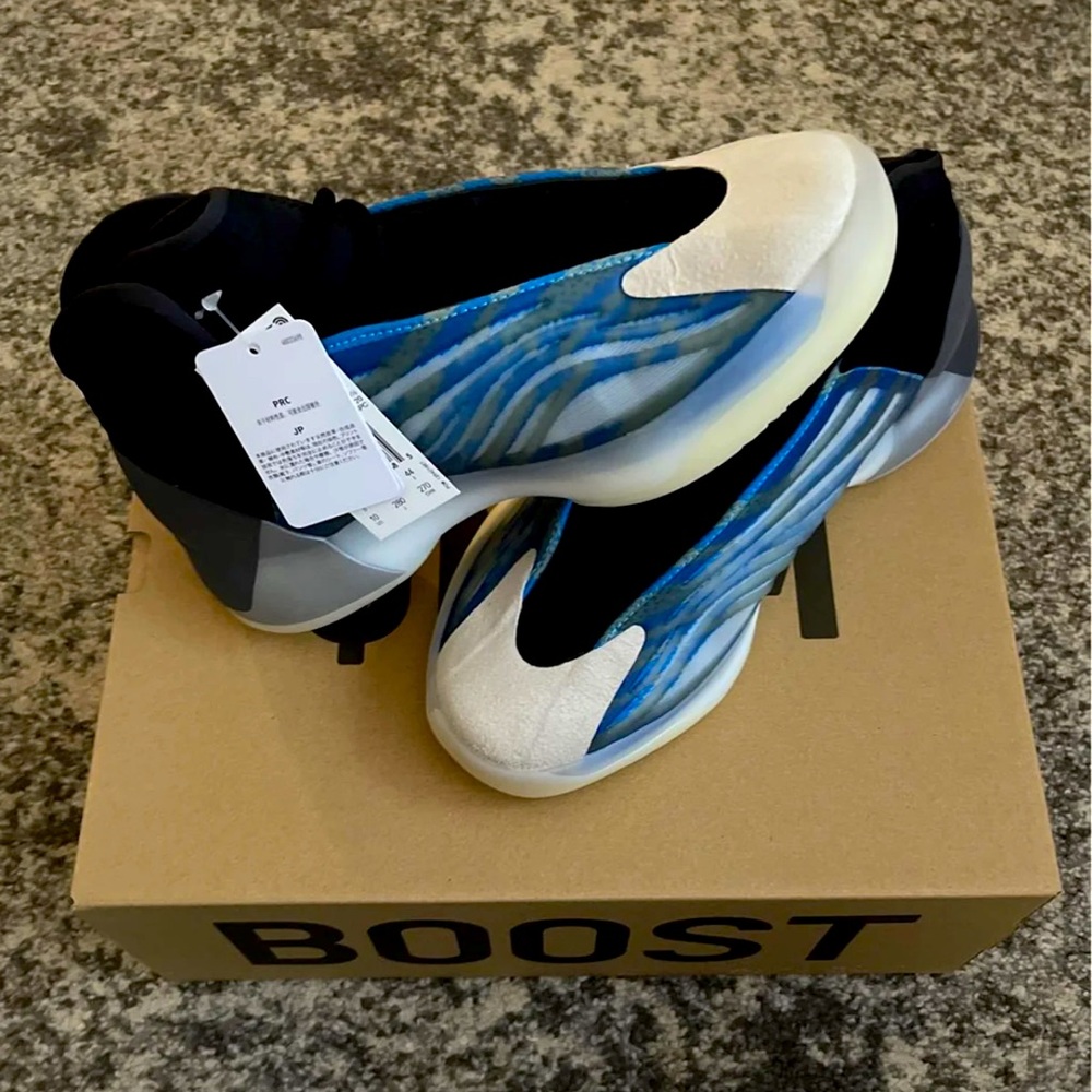 YEEZY QNTM